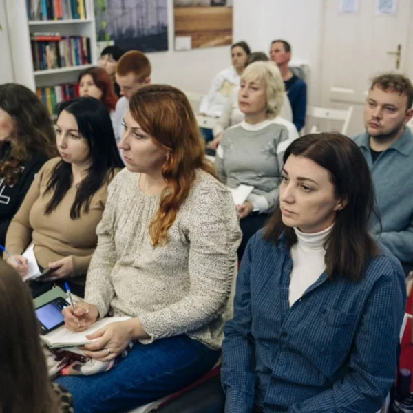 Учасники семінару роблять нотатки